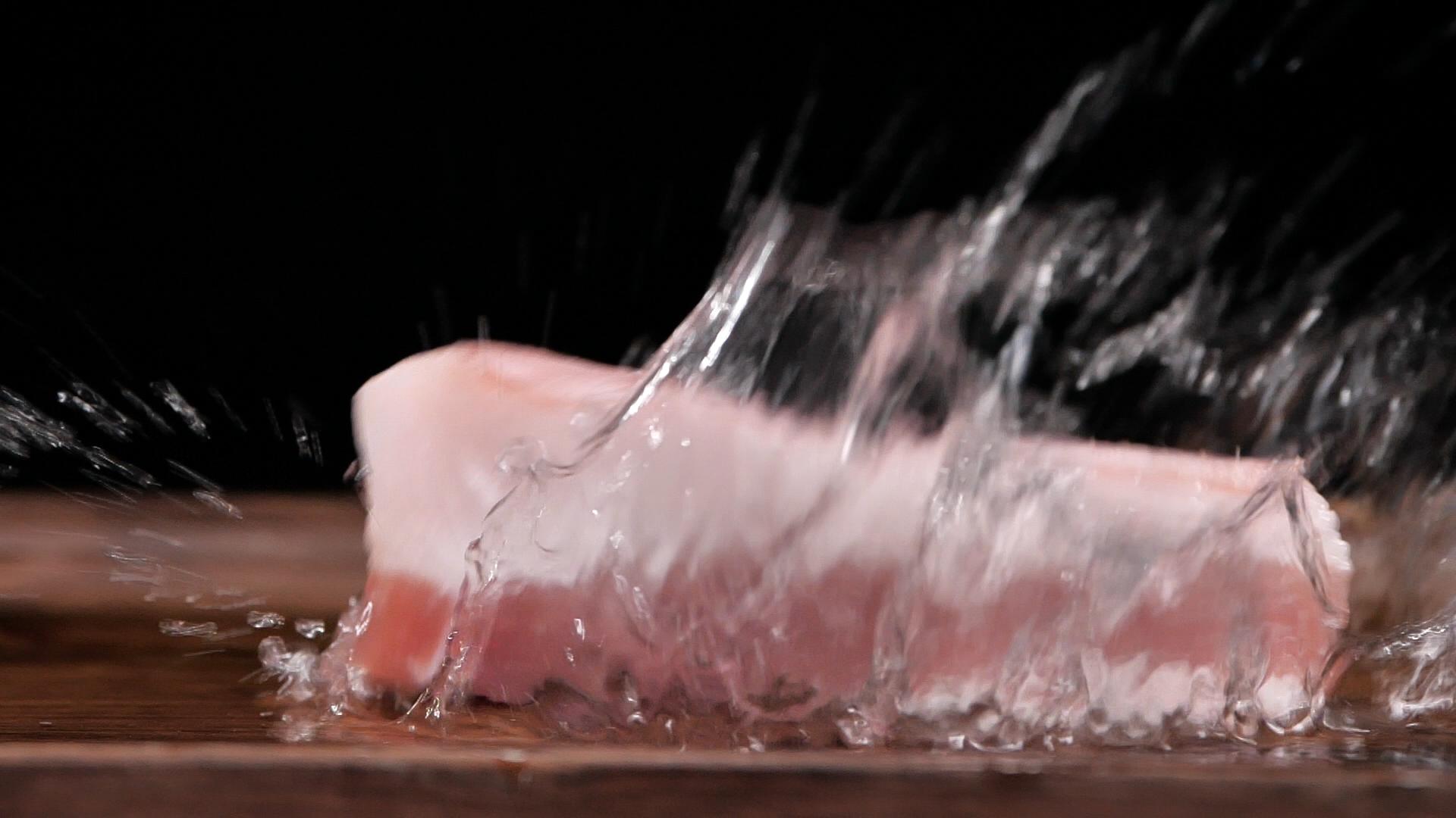 升格猪肉掉落特写视频的预览图