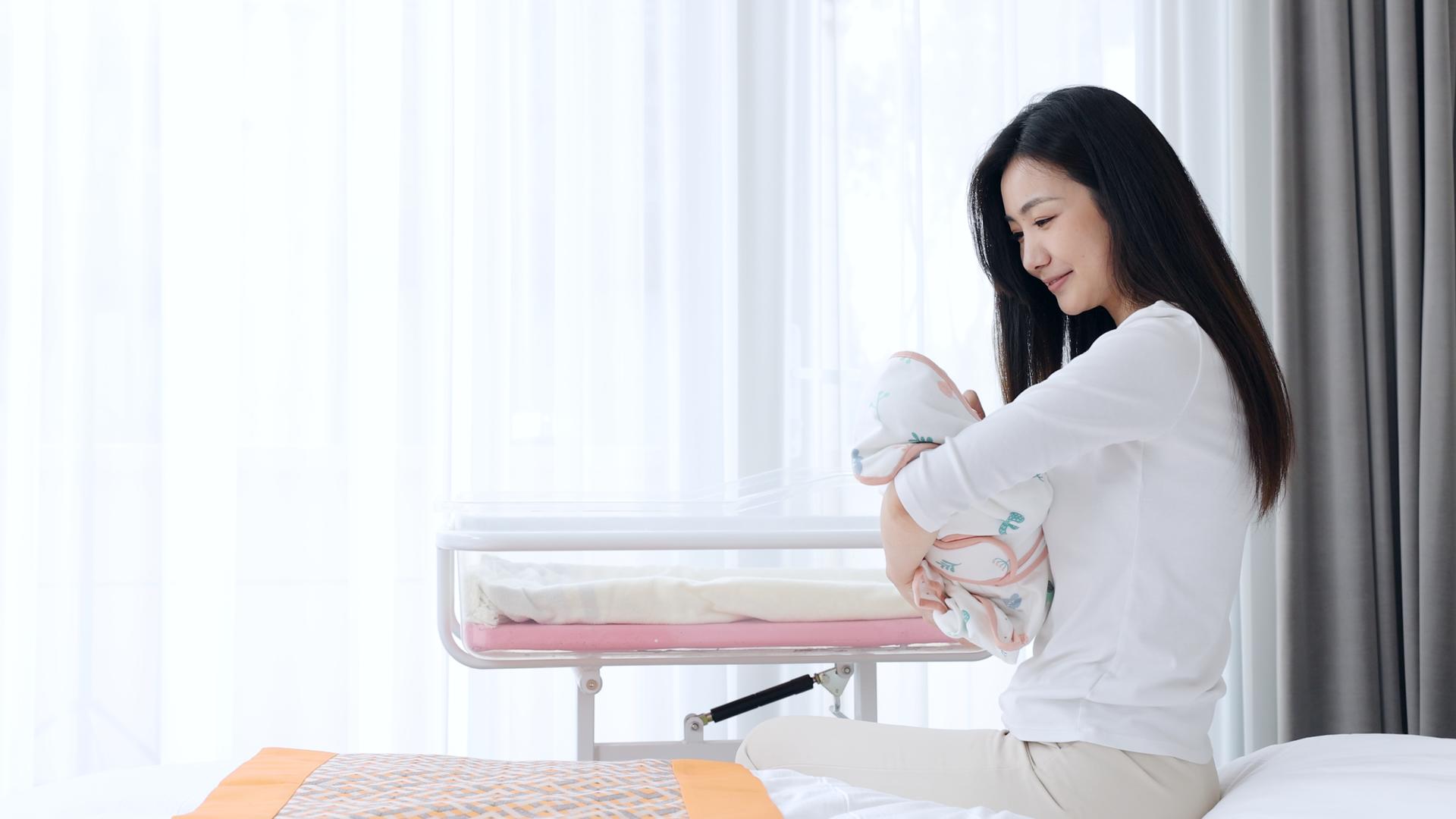 抱孩子的产后女性视频的预览图