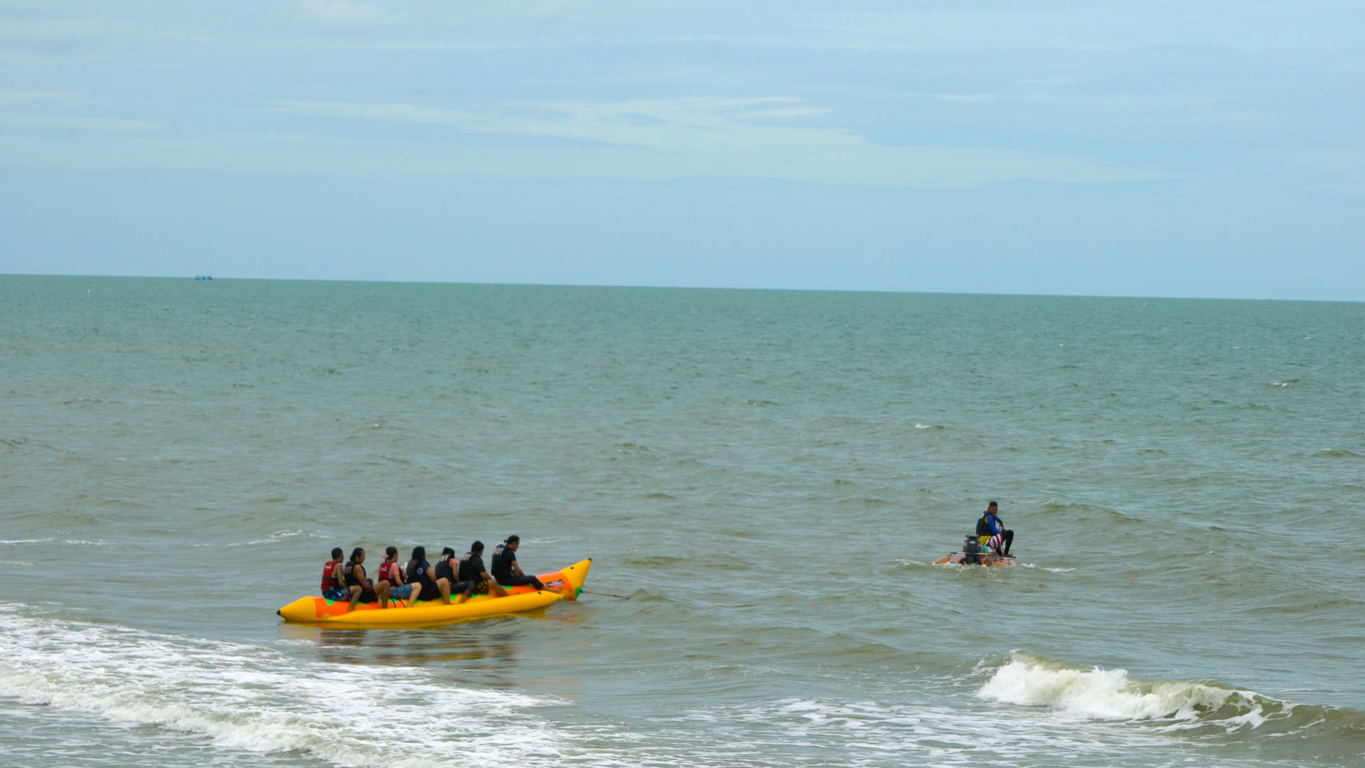 夏日海滨户外活动冲浪皮划艇合集4K视频的预览图