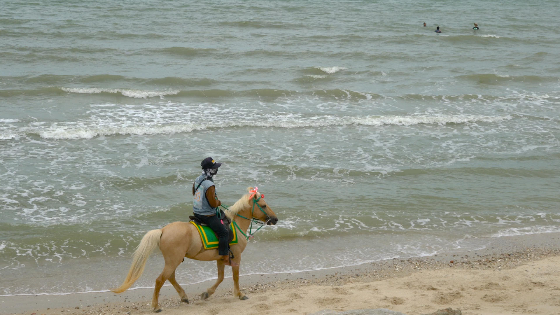 夏日海滨骑马少年实拍合集4K视频的预览图
