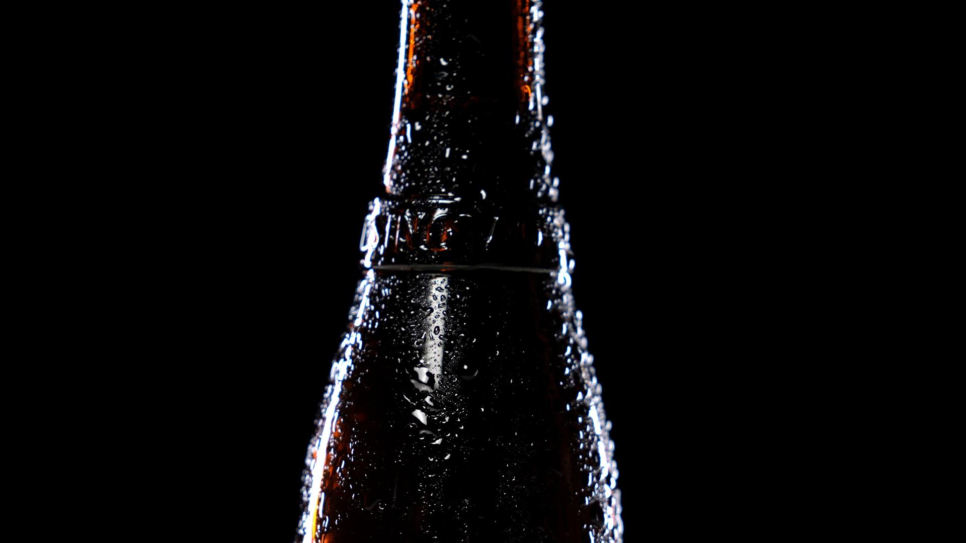 啤酒瓶上布满水珠视频的预览图