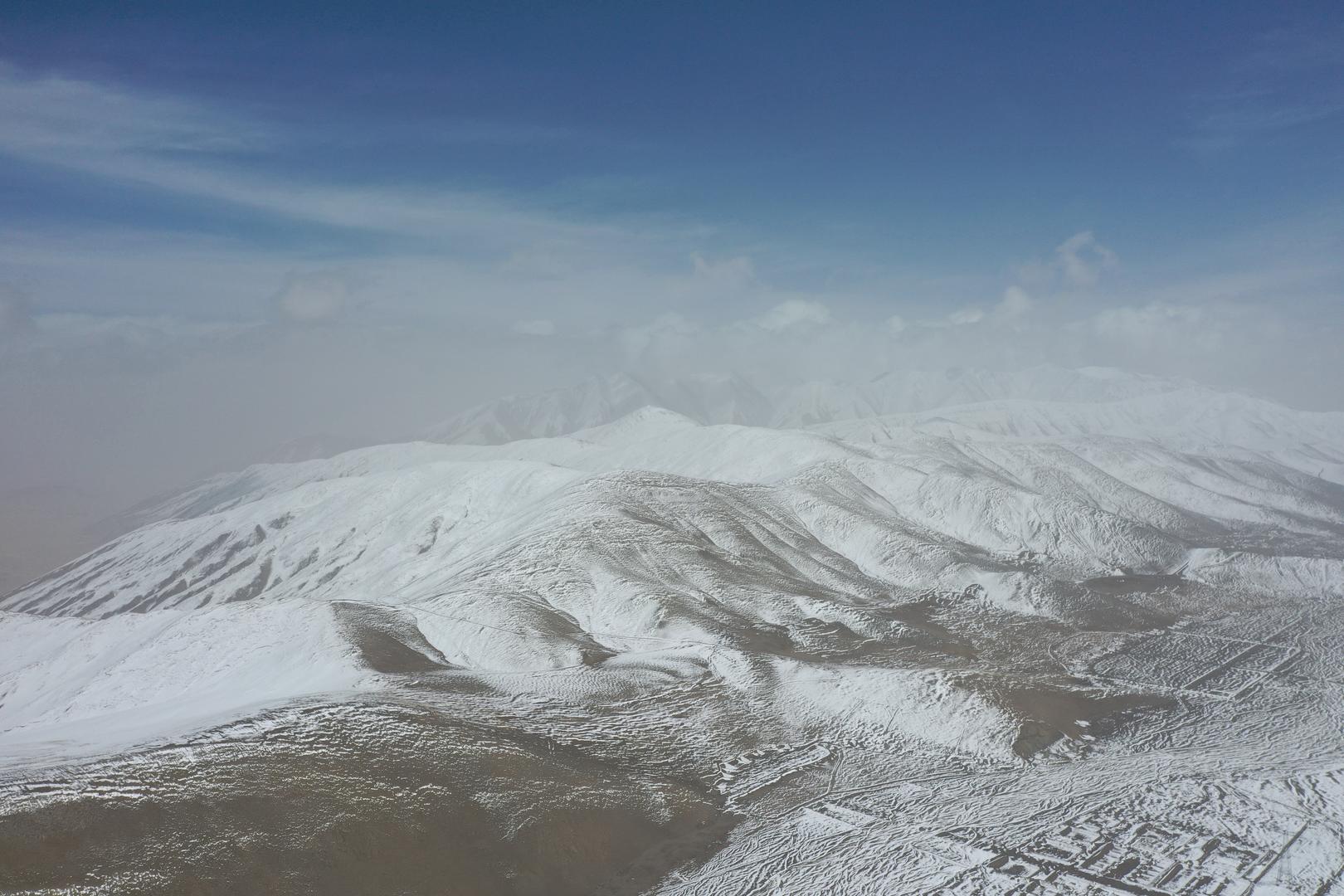 航拍连绵不绝的雪山视频的预览图