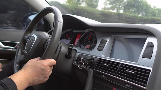 高度道路上操控方向盘的汽车驾驶员4k素材视频的预览图