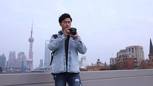 拍照片的城市风光摄影师视频的预览图
