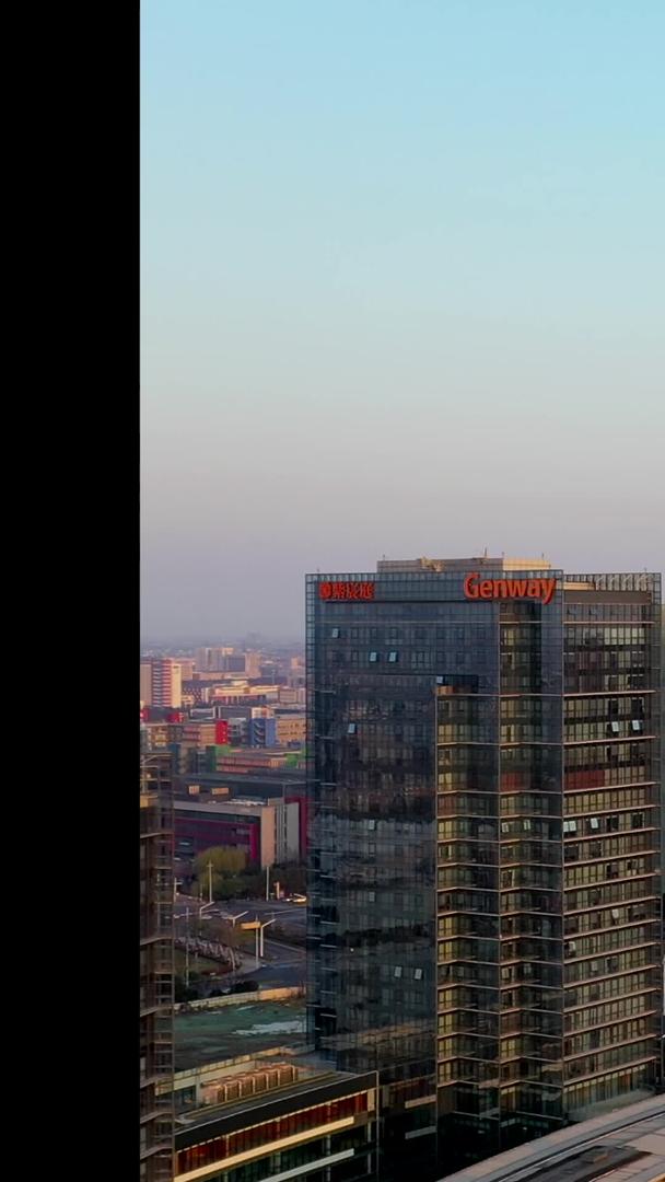 城市上空的航拍建筑群视频的预览图
