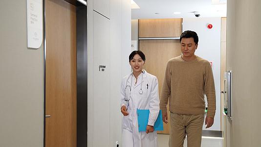 医生患者走在医院走廊沟通交流视频的预览图