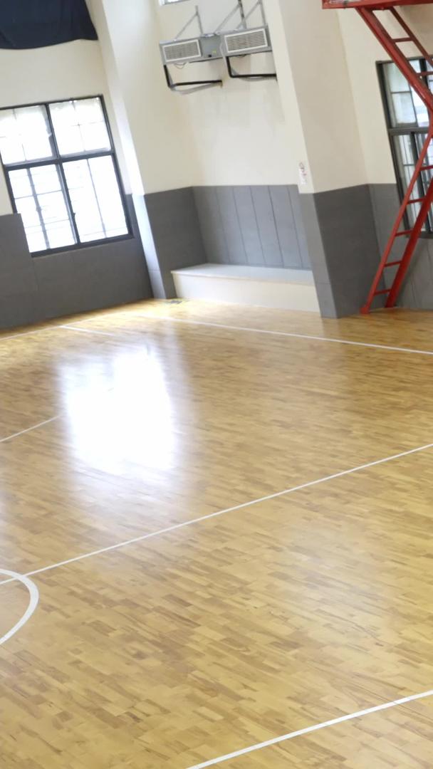 篮球滚动在室内篮球场视频的预览图