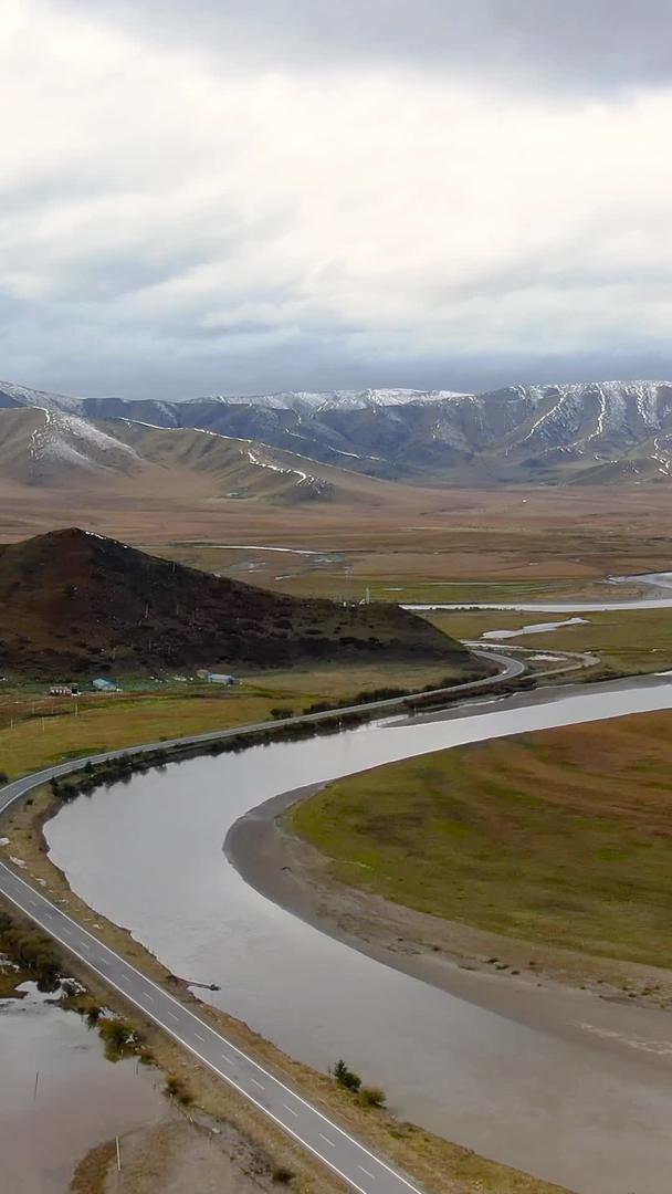 红原大草原雪山公路蜿蜒河流视频视频的预览图