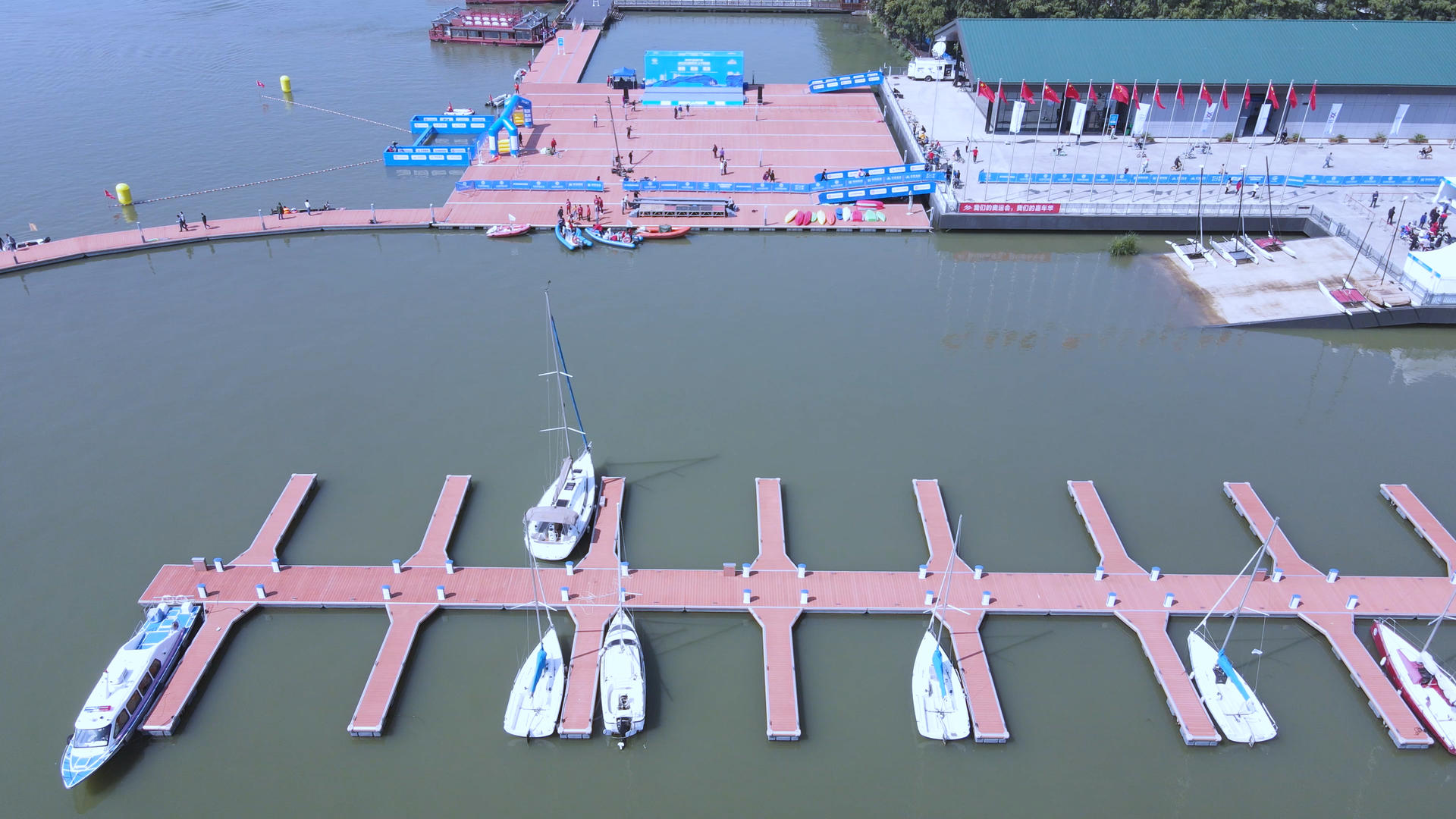 航拍城市游艇码头娱乐运动健身的人群4k素材视频的预览图