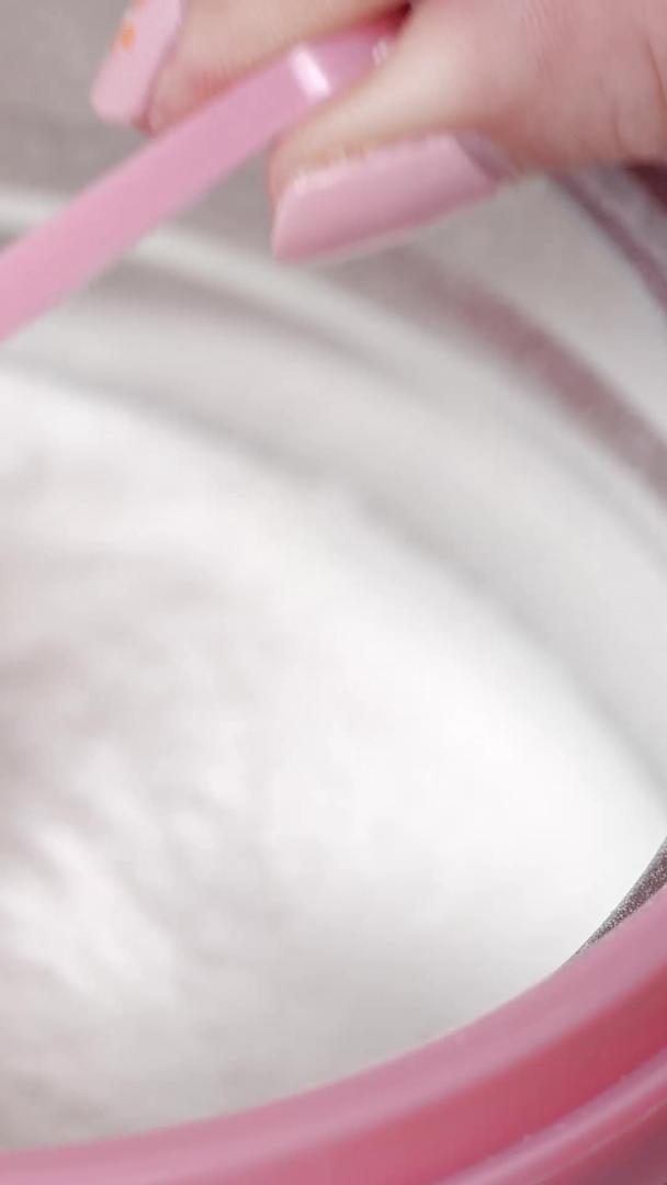用奶粉罐头舀奶粉视频的预览图