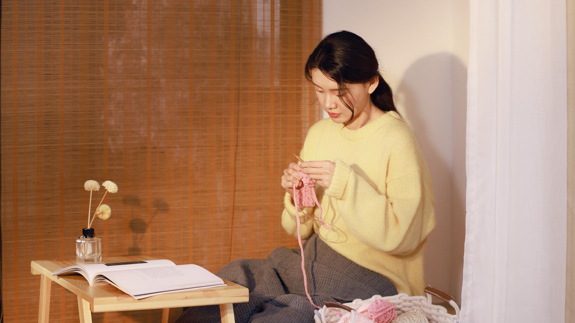 织毛线的女孩视频的预览图
