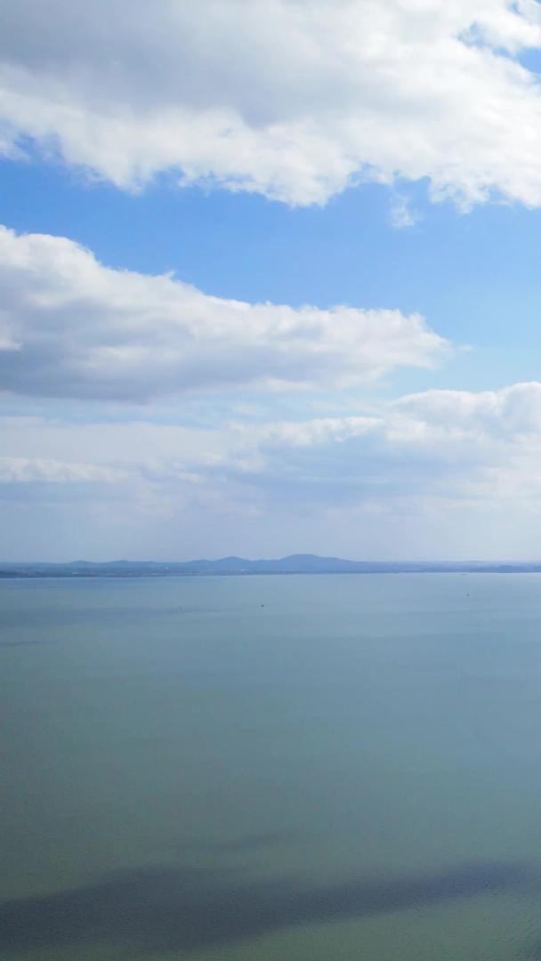 南京石臼湖特大桥航拍震撼水天蓝天白云美景视频的预览图