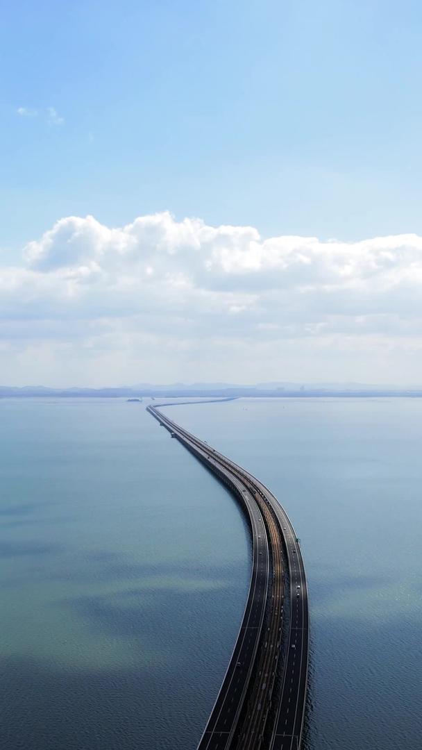 南京石臼湖特大桥航拍震撼水天蓝天白云美景视频的预览图