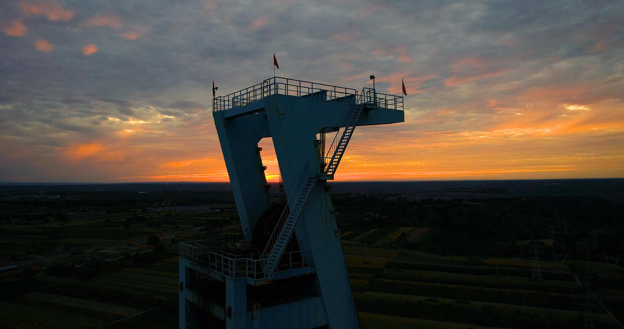 4K煤矿塔井架航拍视频的预览图