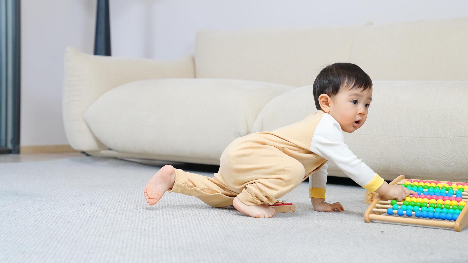 婴儿在客厅地毯上玩玩具视频的预览图