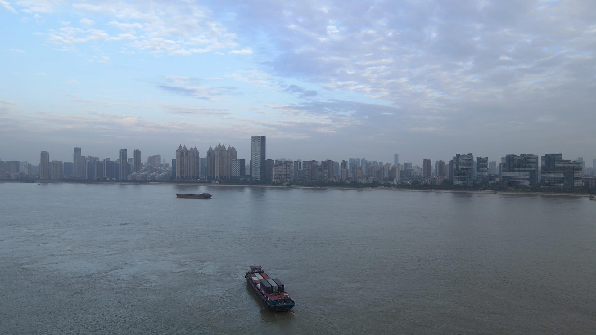 航拍长江中物流运输交通的货轮4k航运素材视频的预览图