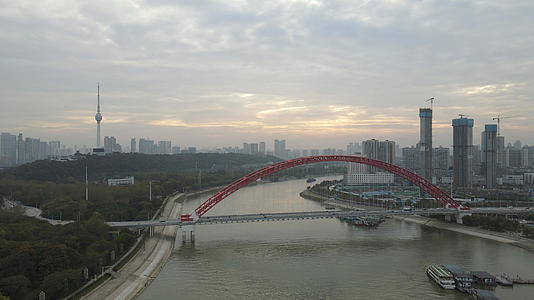 航拍夕阳晚霞日落天空下的汉江桥梁交通道路4k素材视频的预览图