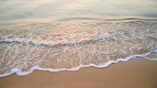 清晨海浪冲刷着沙滩4K视频的预览图