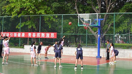 中小学女孩子校园篮球比赛【该视频无肖像权，请勿商用】视频的预览图