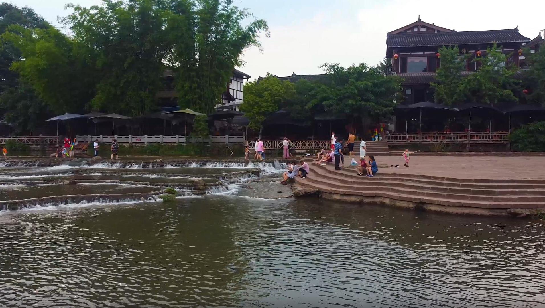 夏天河边玩水的人群航拍视频的预览图