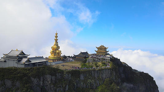 航拍云顶上的四川峨眉山金顶寺庙视频的预览图