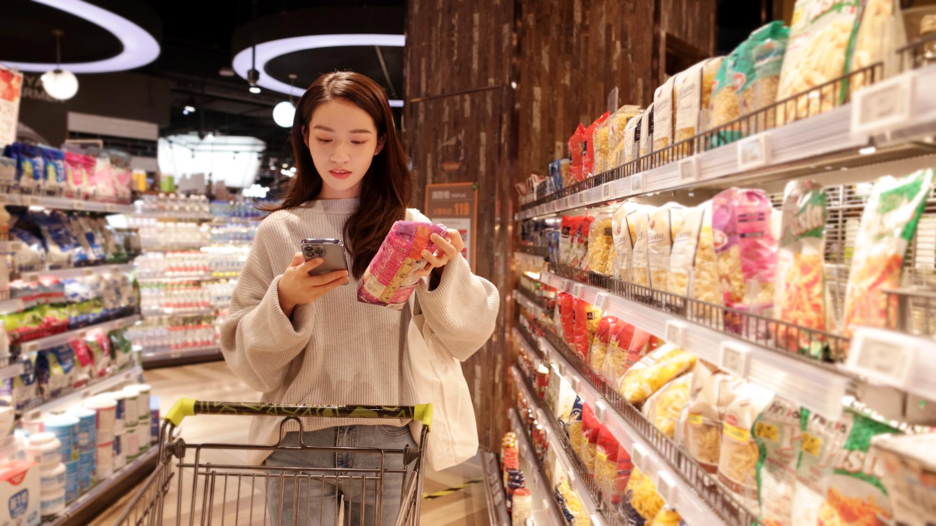 超市挑选商品的女青年视频的预览图