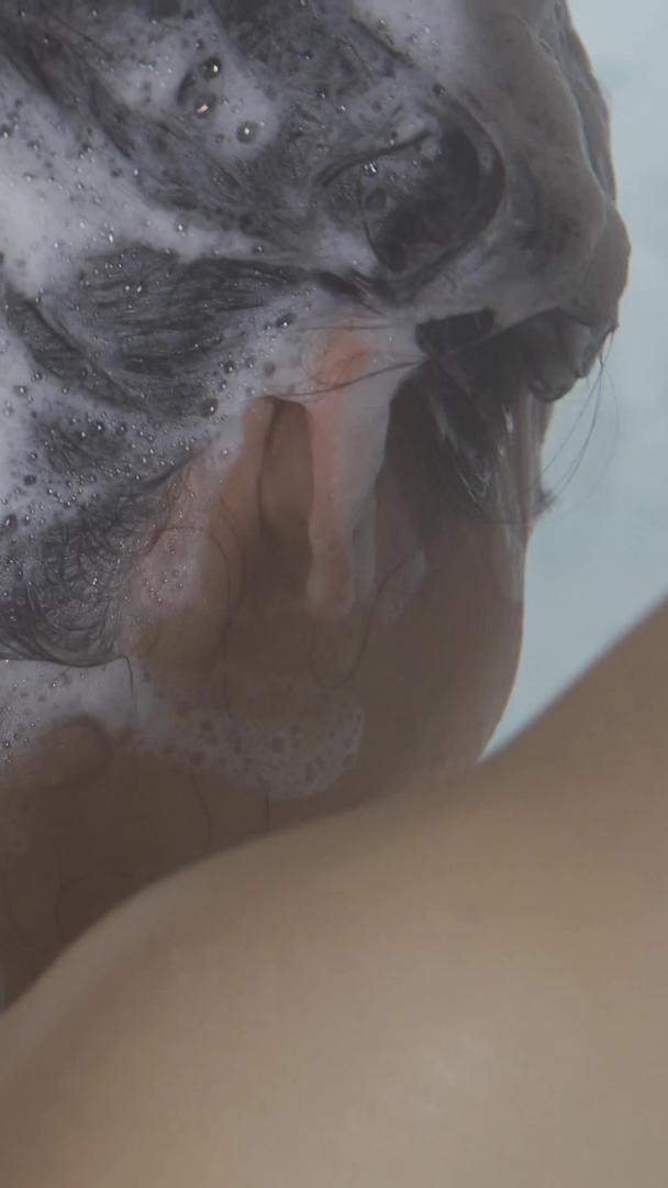 漂亮的洗发水淋浴视频的预览图