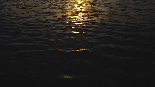夕阳下的金色海面视频的预览图