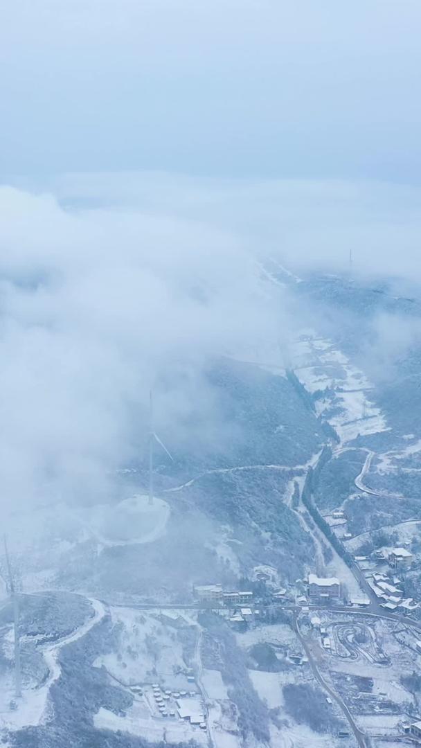 雪山之巅云雾缭绕气势磅礴自然风光雪景云海视频的预览图