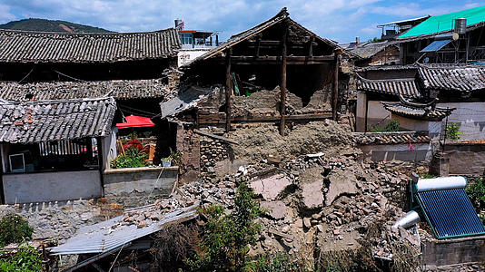 大理古镇茶马古道地震细节大景航拍瓦房4k60帧视频的预览图