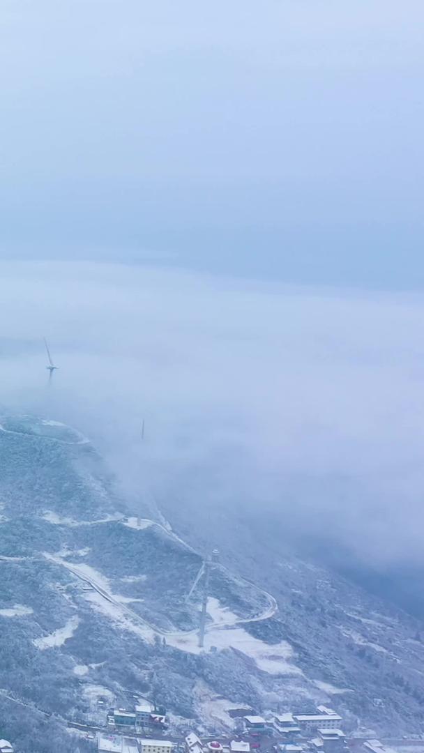 雪山之巅云雾缭绕气势磅礴自然风光雪景云海视频的预览图