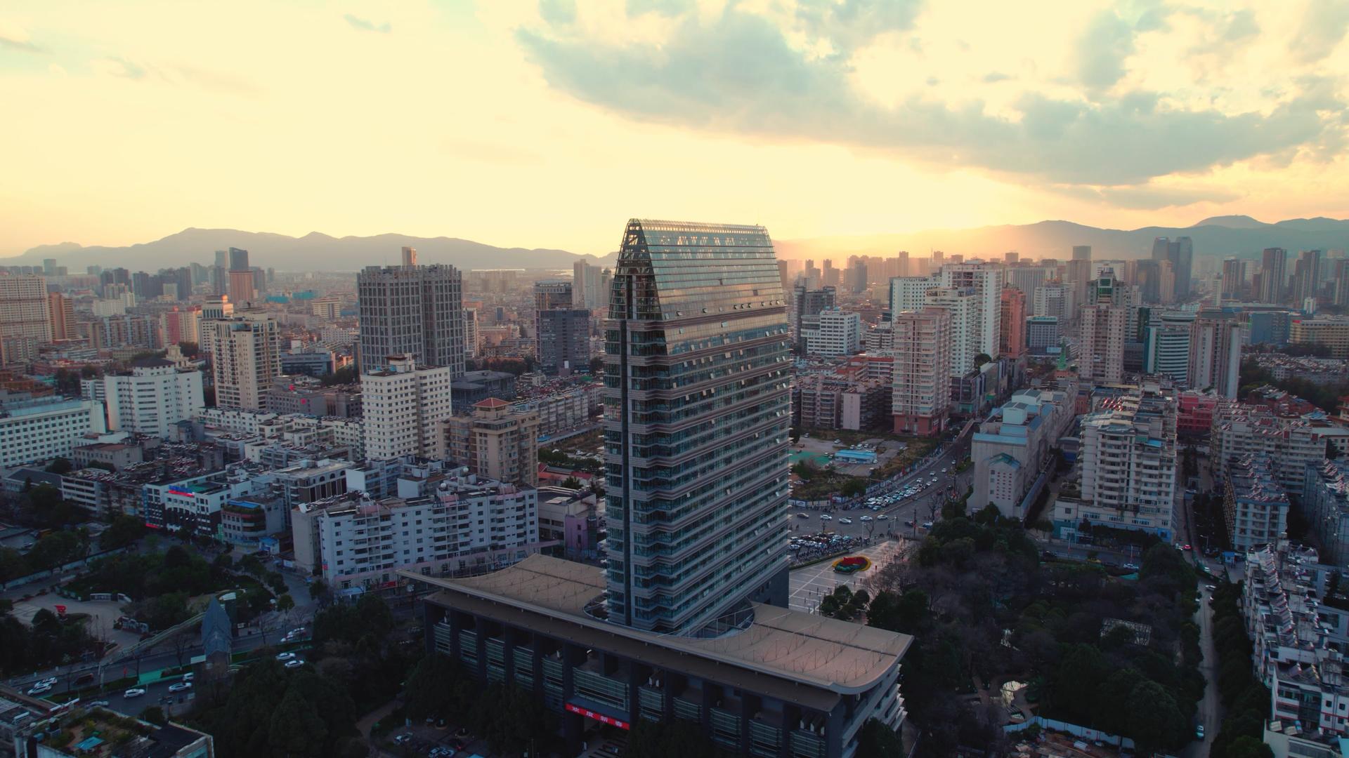4k航拍昆明五华区政府大楼建筑视频的预览图