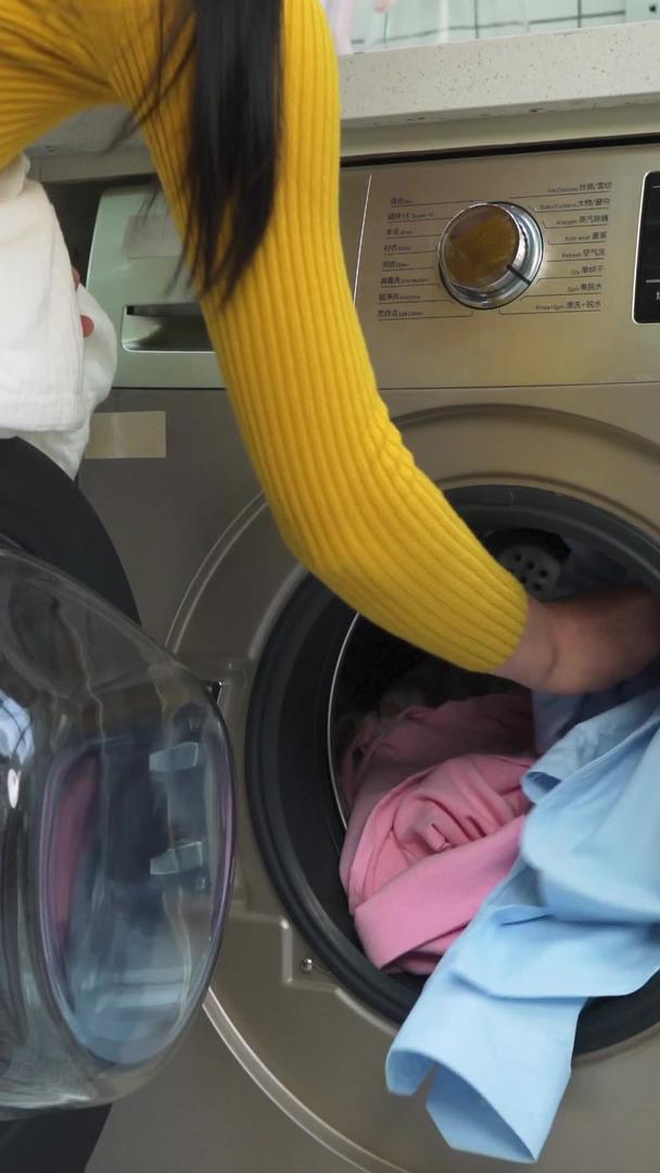 家庭主妇使用洗衣机视频的预览图