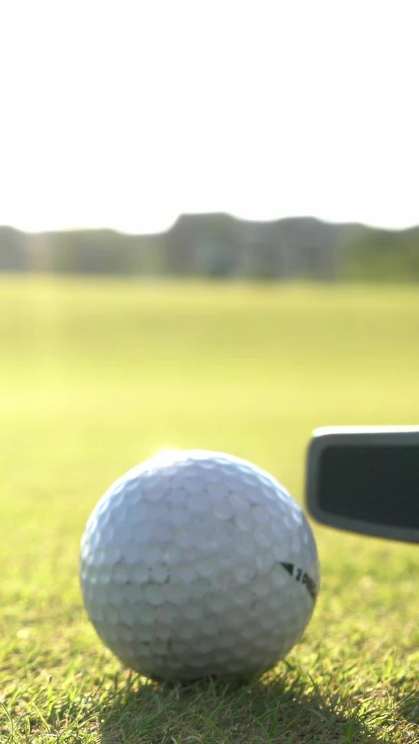 特写高尔夫球进洞视频的预览图