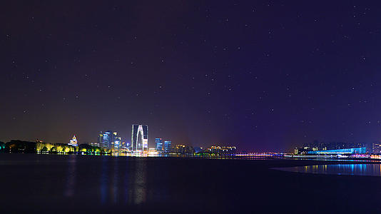 苏州东方之门夜景星空延时视频的预览图