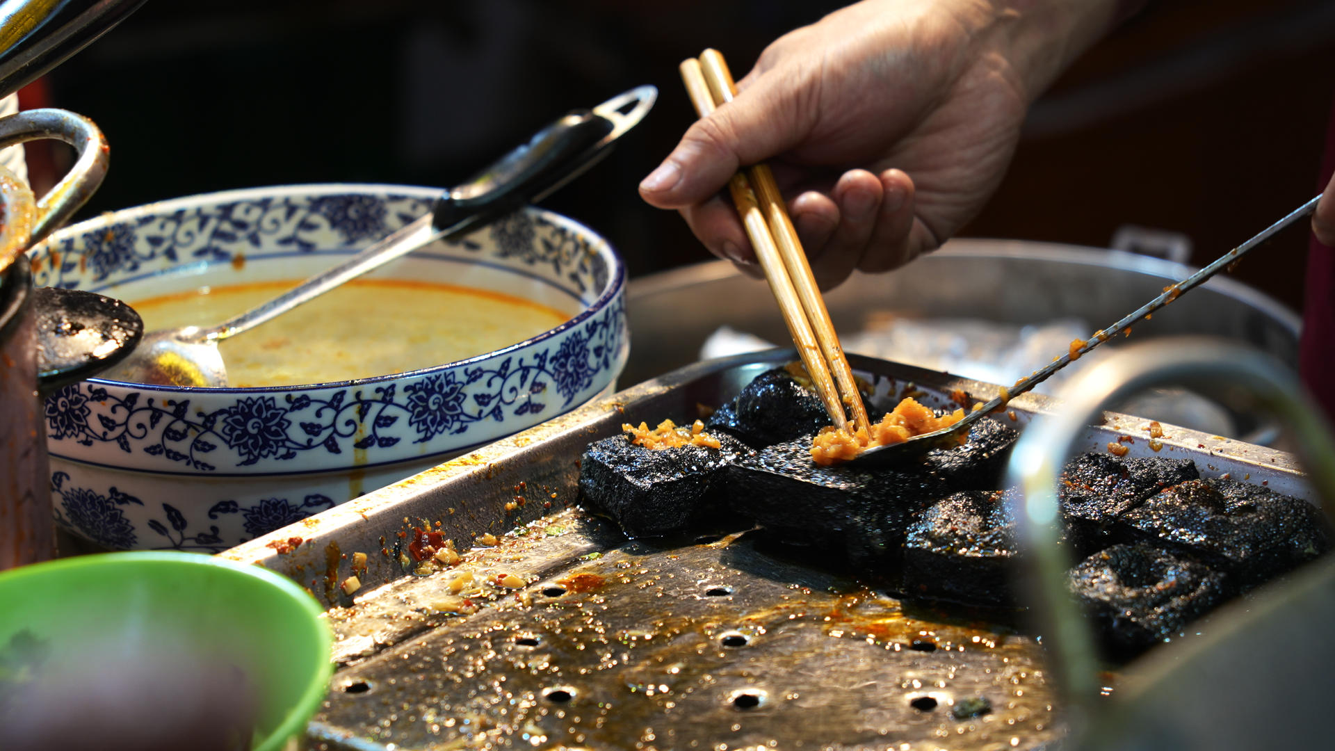 收集慢镜头升级拍摄湖南特色美食小吃油炸臭豆腐4k素材视频的预览图