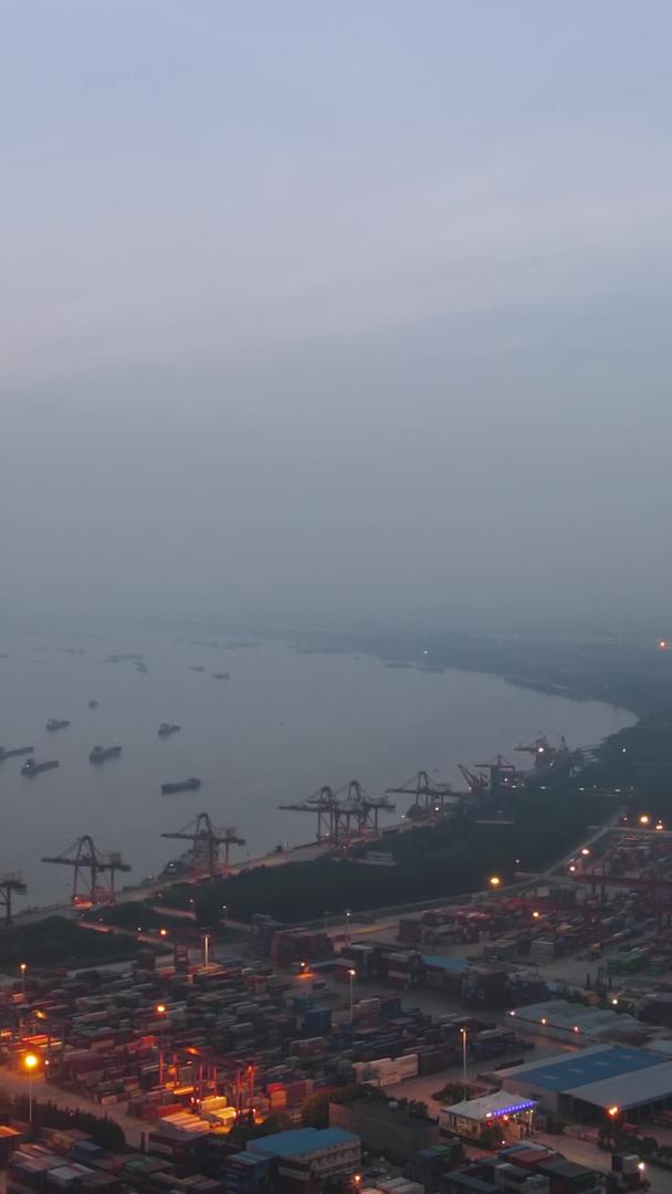 延时摄影航拍风景城市夜景工业港口码头灯光集装箱物流货物材料视频的预览图