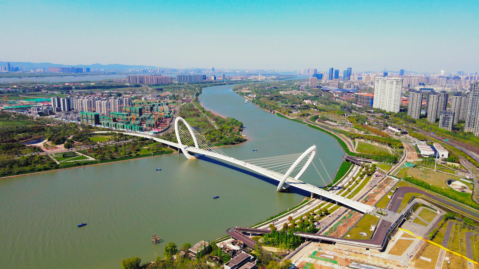 4K航拍南京地标南京眼扬子江步行桥视频的预览图