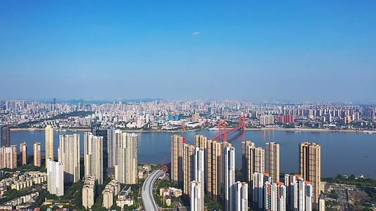 航拍风光城市武汉天际线交通道路红色鹦鹉洲长江大桥江景桥梁素材视频的预览图