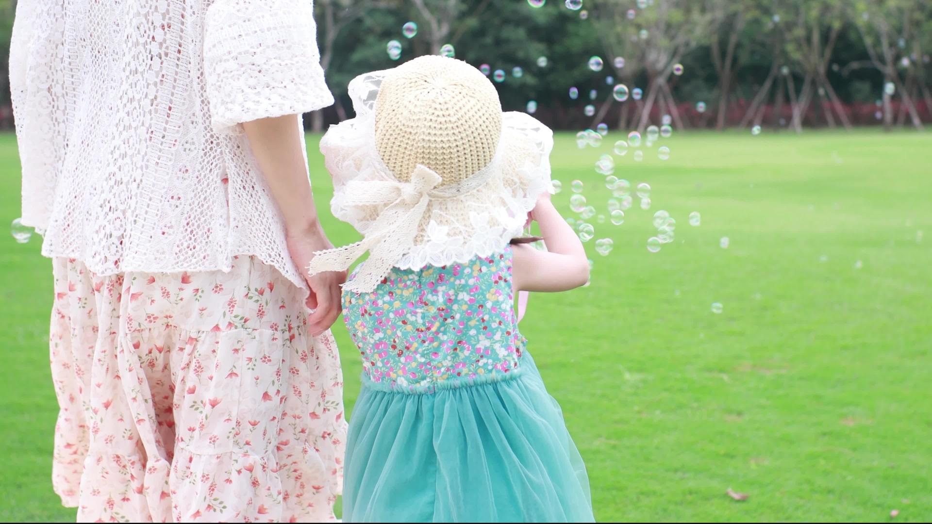 新节亲子吹泡泡的梦幻时光梦幻视频的预览图
