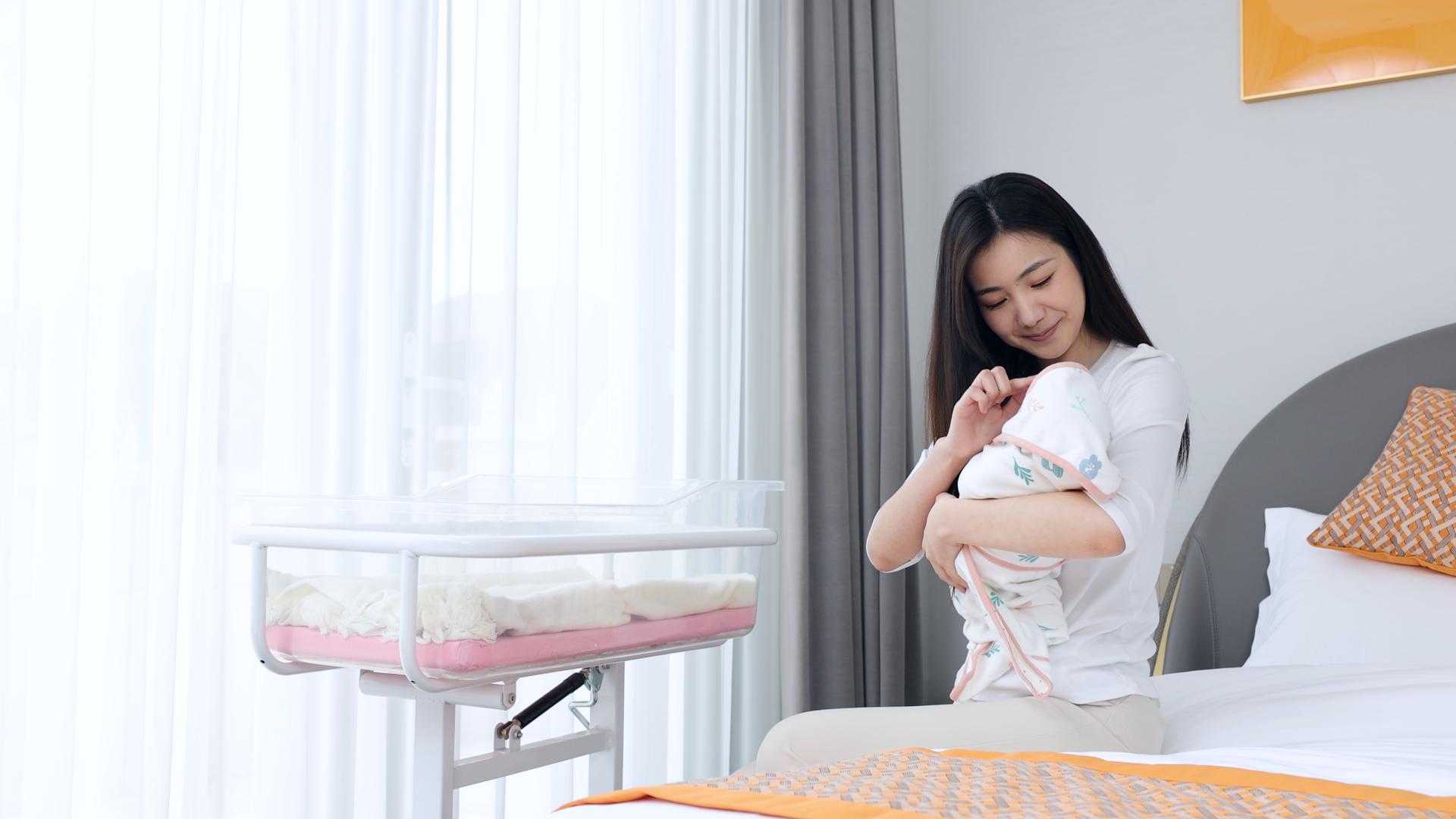 抱婴儿的女性视频的预览图