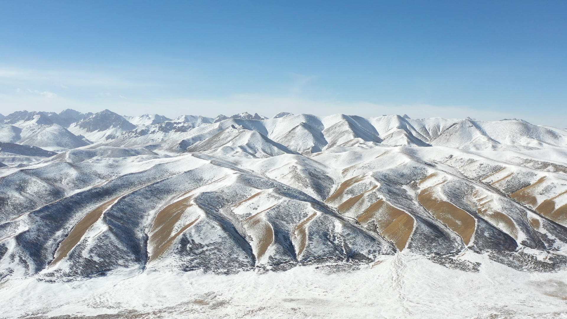 航拍藏族自治州雪上美景视频的预览图