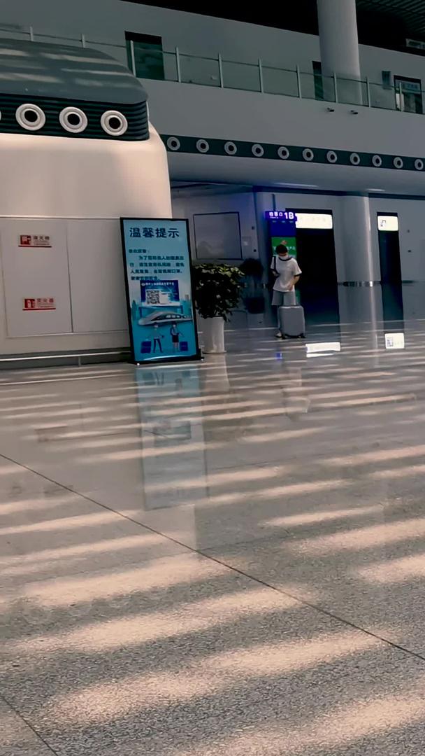 现代化的火车站大厅清洁机器人清洁卫生视频的预览图
