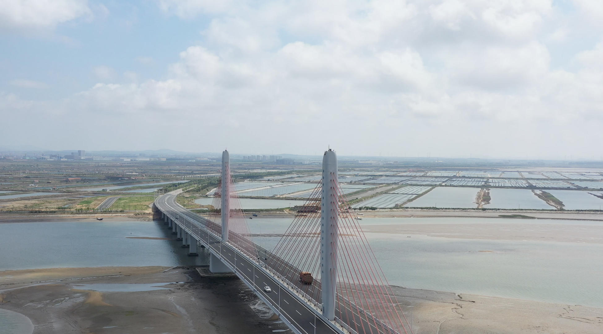 山东威海香水河大桥航拍4K视频视频的预览图