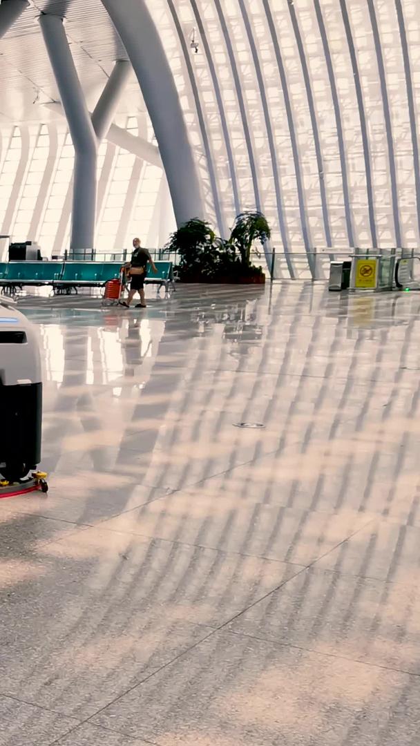 现代化的火车站大厅清洁机器人清洁卫生视频的预览图