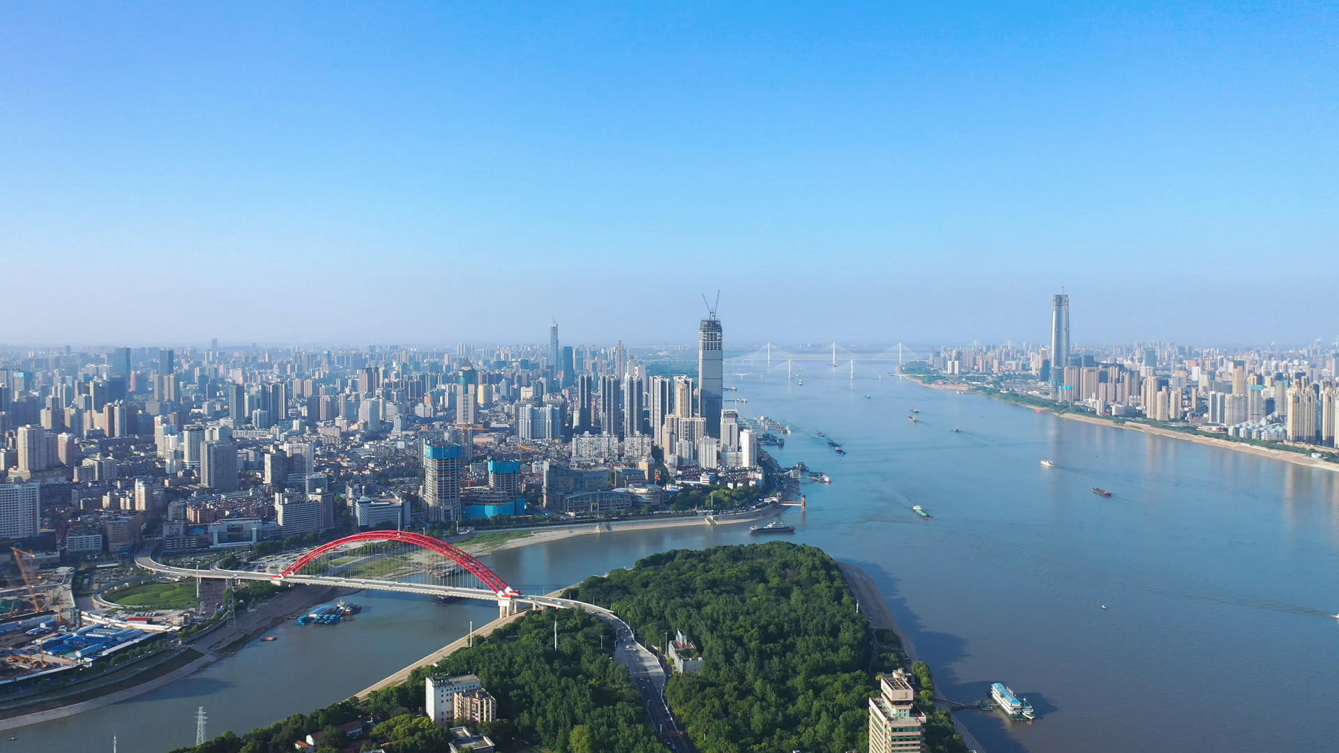 航拍风光城市旅游武汉地标风景江景鹦鹉洲两江交汇蓝色江景素材视频的预览图
