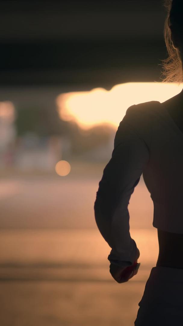 女人早上跑步健身视频的预览图