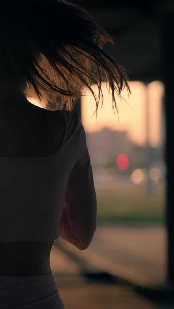女人早上跑步健身视频的预览图