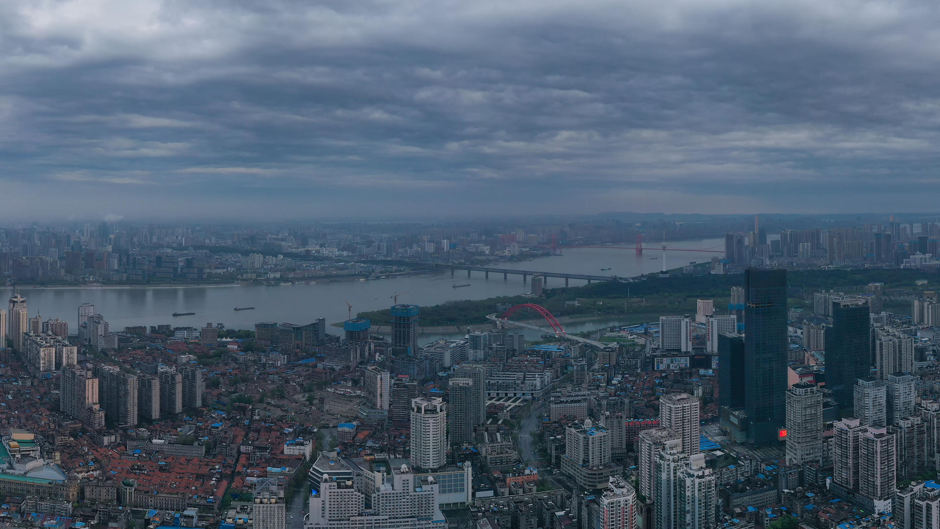 航拍武汉地标乌云压城长江汉江交汇处视频的预览图