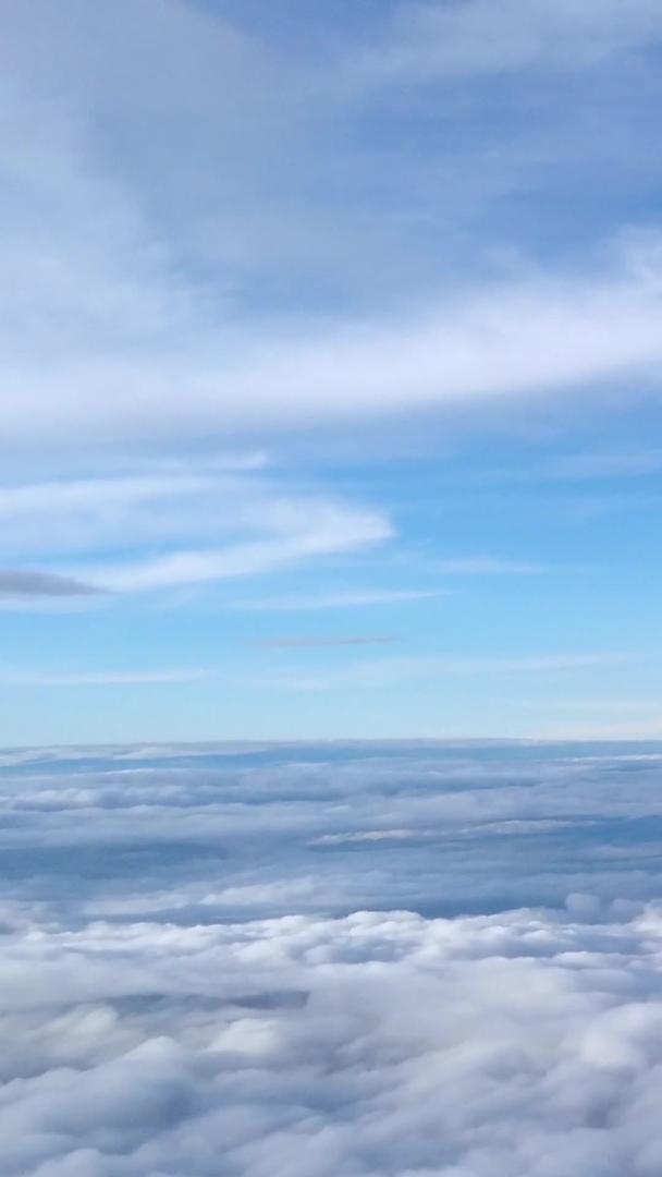 云朵在蓝天白云中飞翔视频的预览图